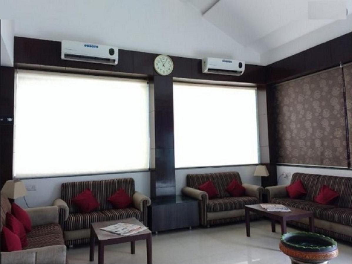 Hotel Shirdi Sai Wada Bagian luar foto
