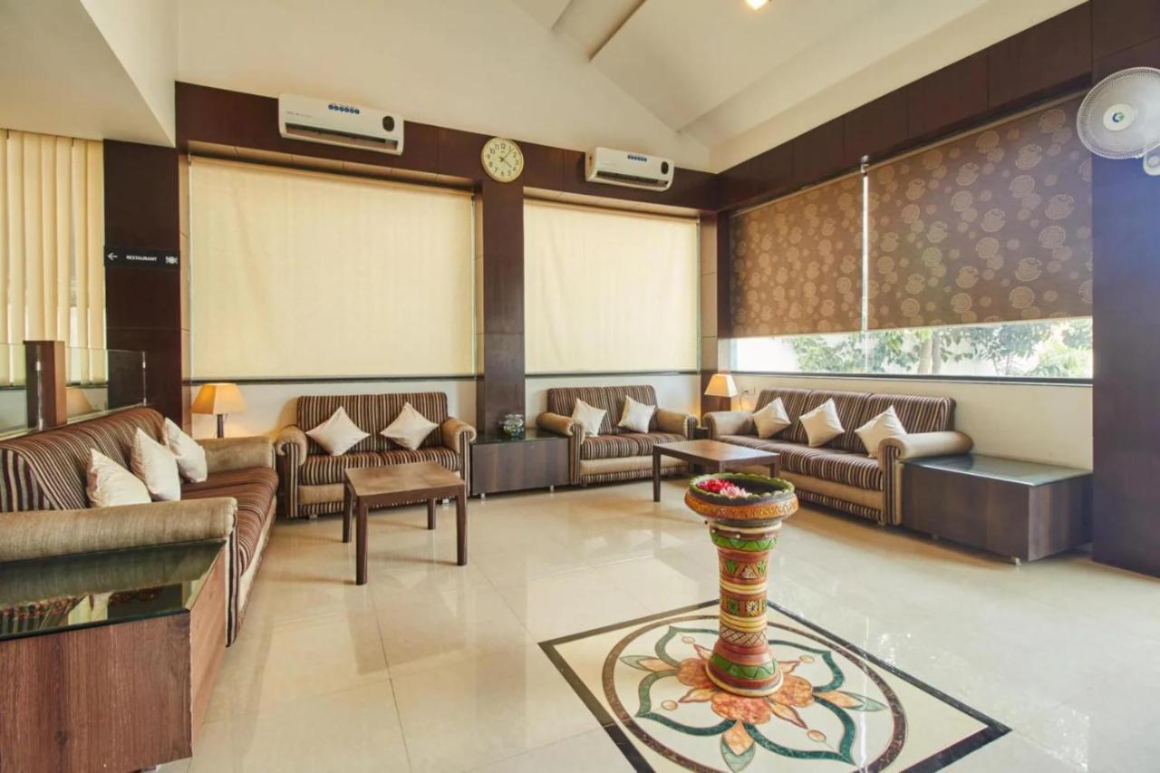 Hotel Shirdi Sai Wada Bagian luar foto