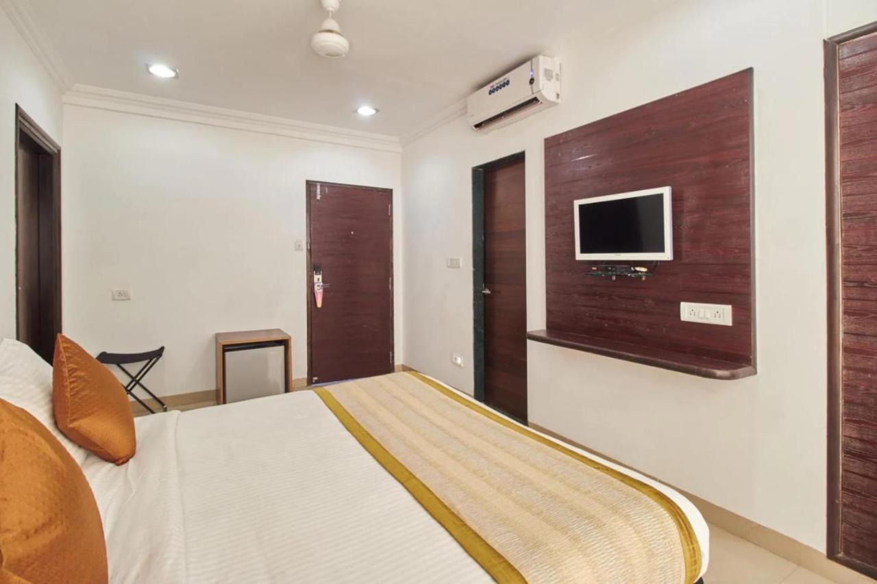 Hotel Shirdi Sai Wada Bagian luar foto