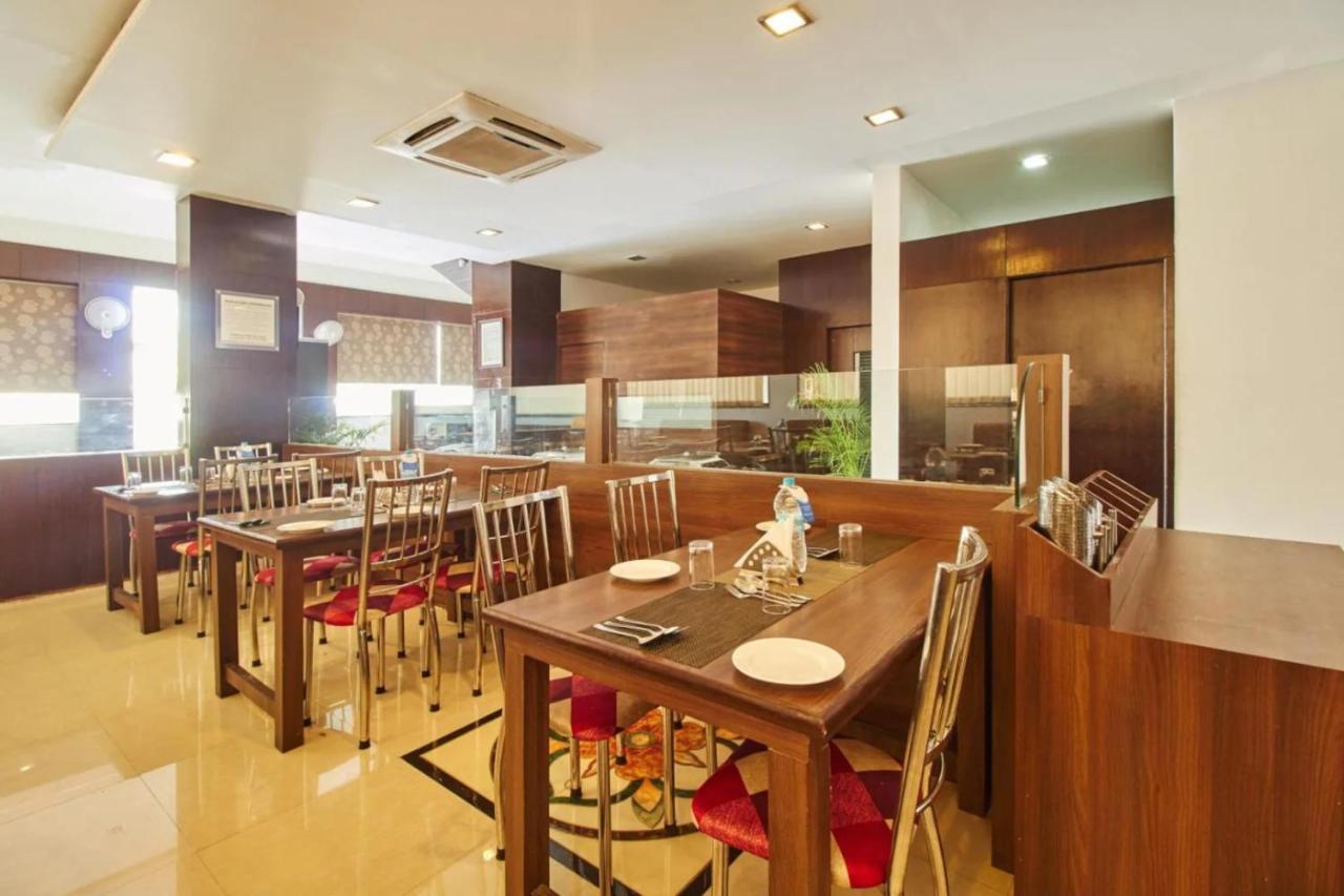 Hotel Shirdi Sai Wada Bagian luar foto