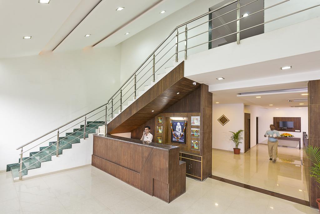 Hotel Shirdi Sai Wada Bagian luar foto