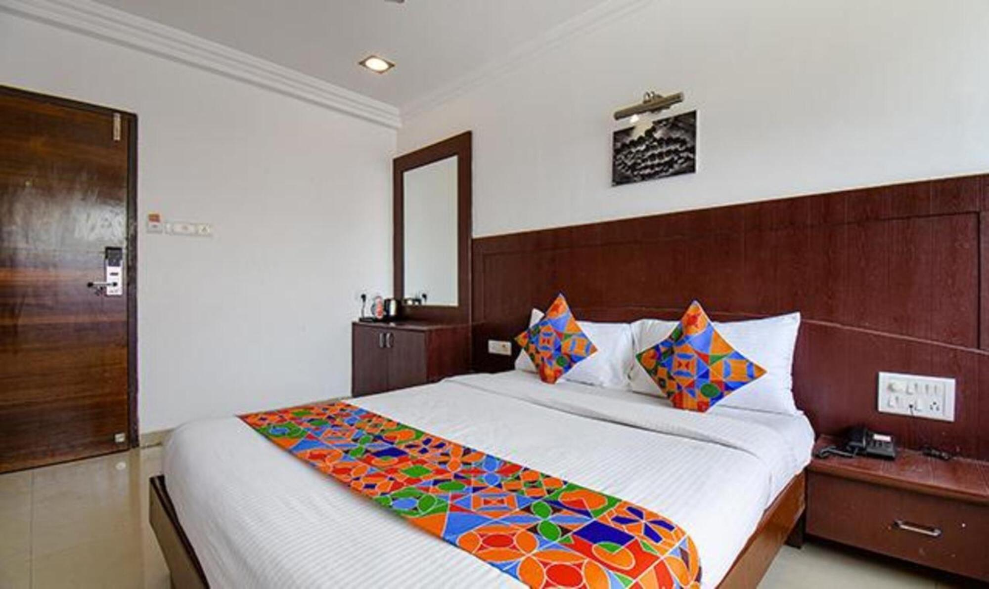 Hotel Shirdi Sai Wada Bagian luar foto