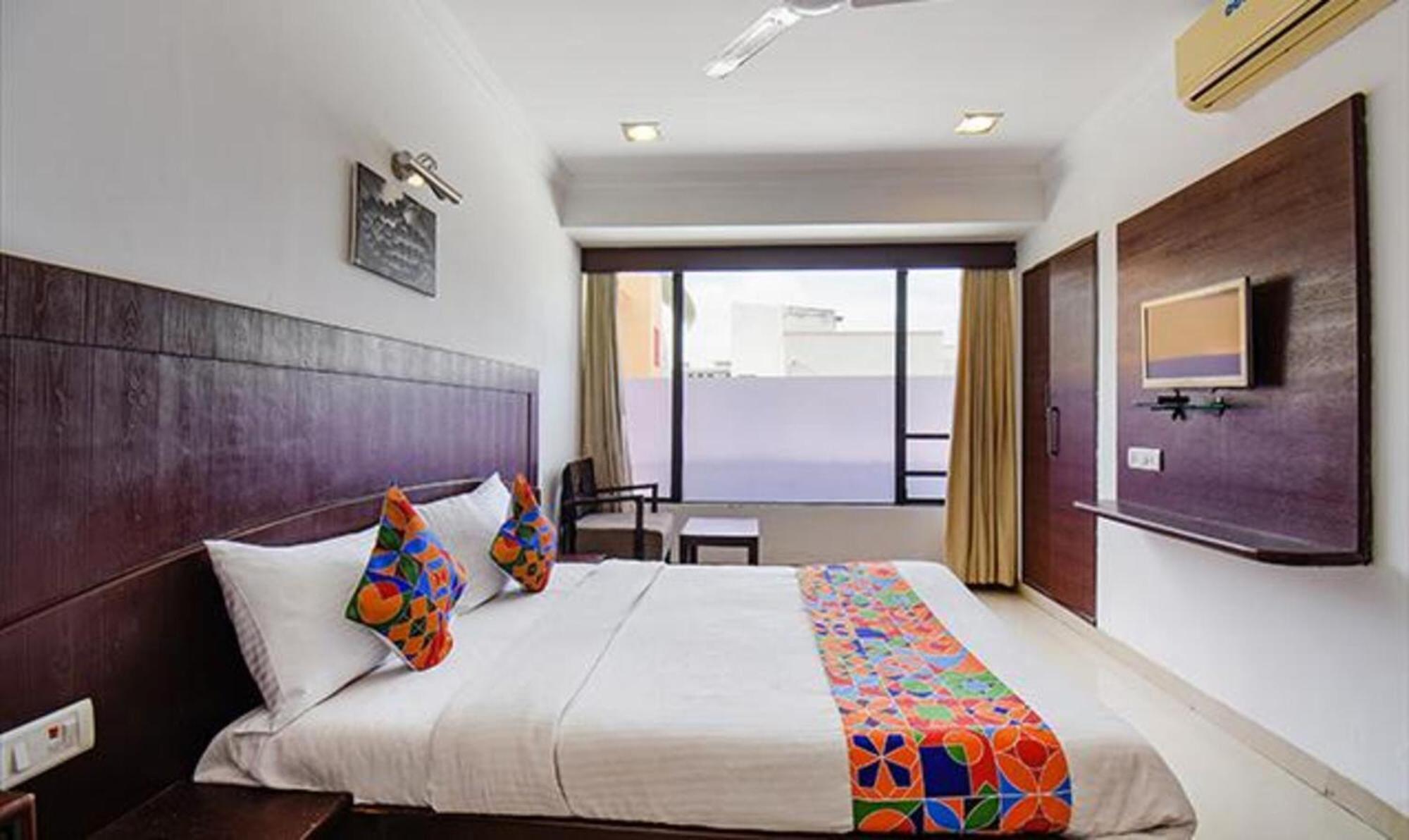 Hotel Shirdi Sai Wada Bagian luar foto