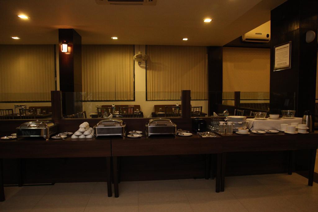 Hotel Shirdi Sai Wada Bagian luar foto