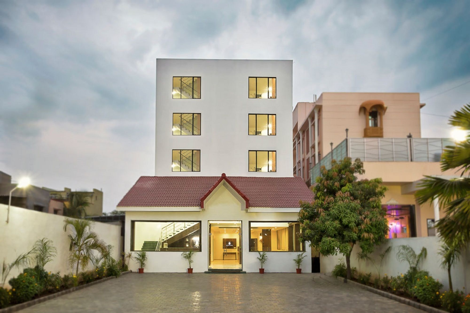 Hotel Shirdi Sai Wada Bagian luar foto
