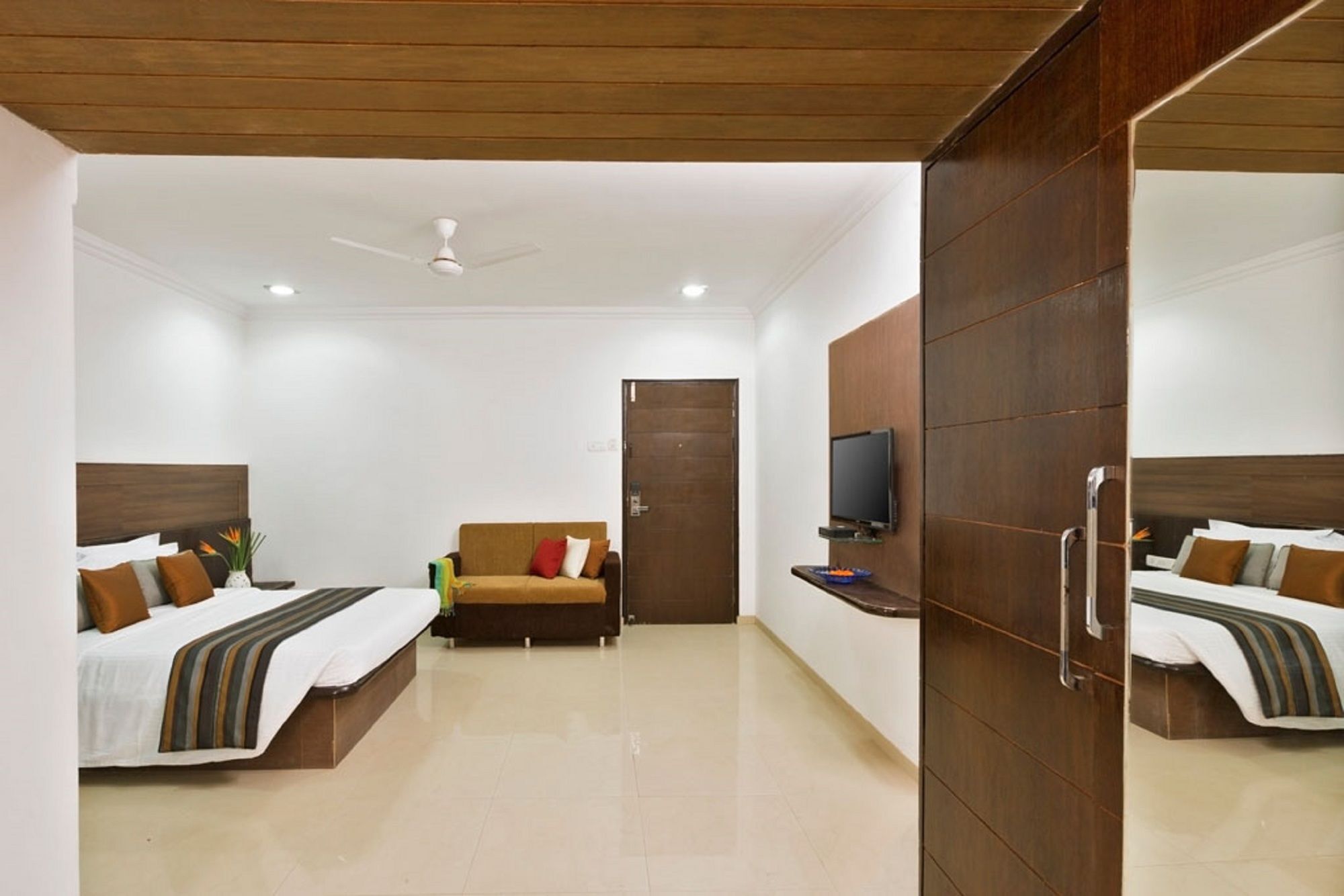 Hotel Shirdi Sai Wada Bagian luar foto